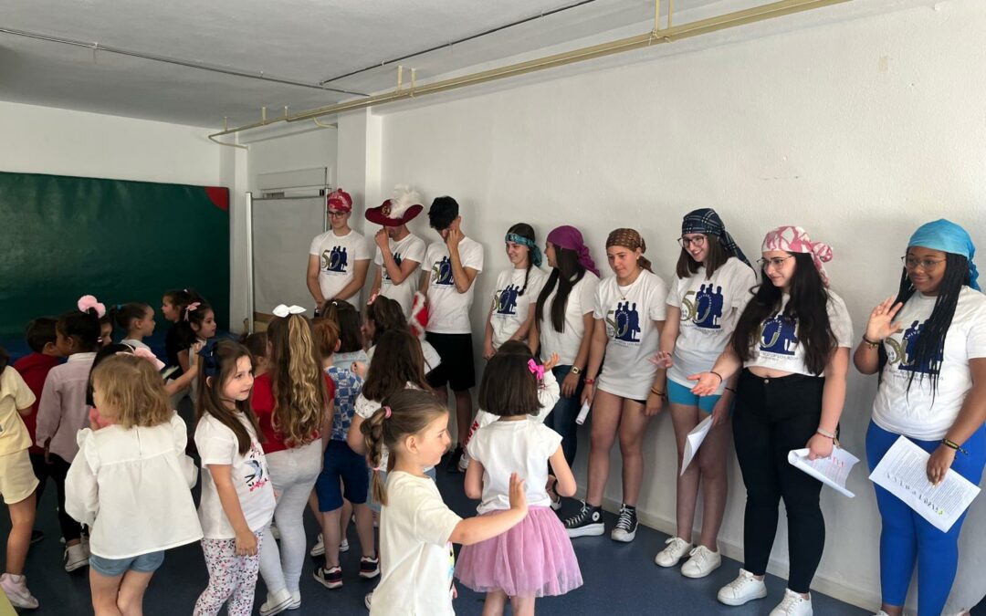 Teatralización de lectura de cuentos en Colegio Fernando Miranda